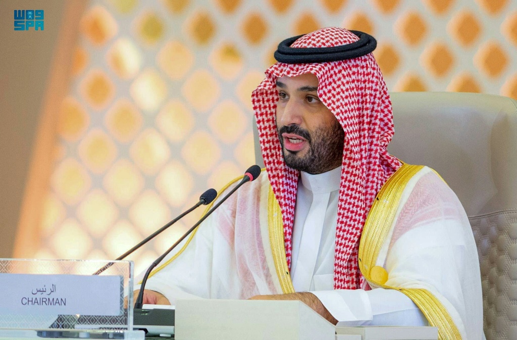 الحاكم الفعلي للمملكة العربية السعودية، ولي العهد الأمير محمد بن سلمان، يلقي كلمة أمام قمة الجامعة العربية في جدة في مايو/أيار (أ ف ب)   