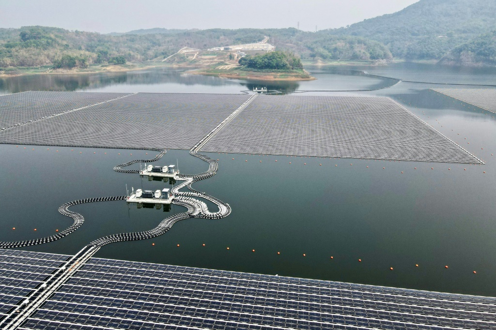 منظر جوي لمزرعة الطاقة الشمسية العائمة الجديدة بقدرة 192 ميجاوات، والتي تم بناؤها في جاوة الغربية من قبل شركة مصدر للطاقة المتجددة الإندونيسية والإماراتية وافتتحها الرئيس جوكو ويدودو (أ ف ب)   