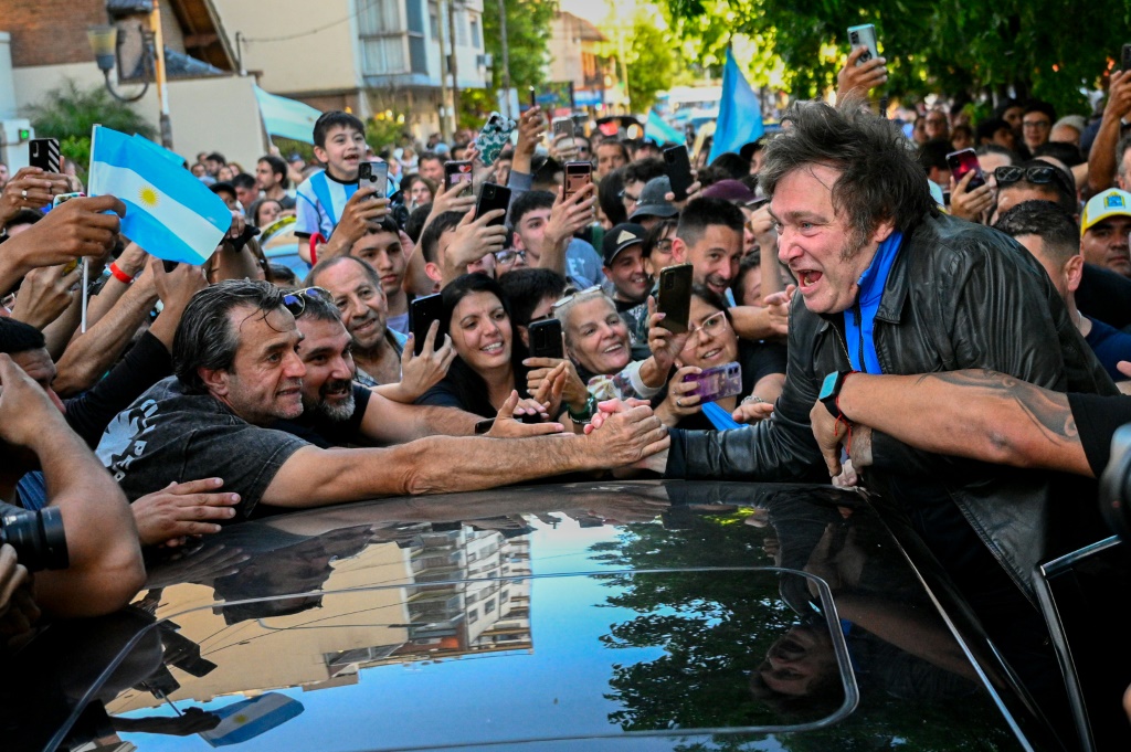 ادعى المرشح الرئاسي الأرجنتيني خافيير مايلي أن هناك "مخالفات من الحجم الكبير لدرجة أنها تلقي بظلال من الشك على نتيجة" الجولة الأولى من الانتخابات. (ا ف ب)   