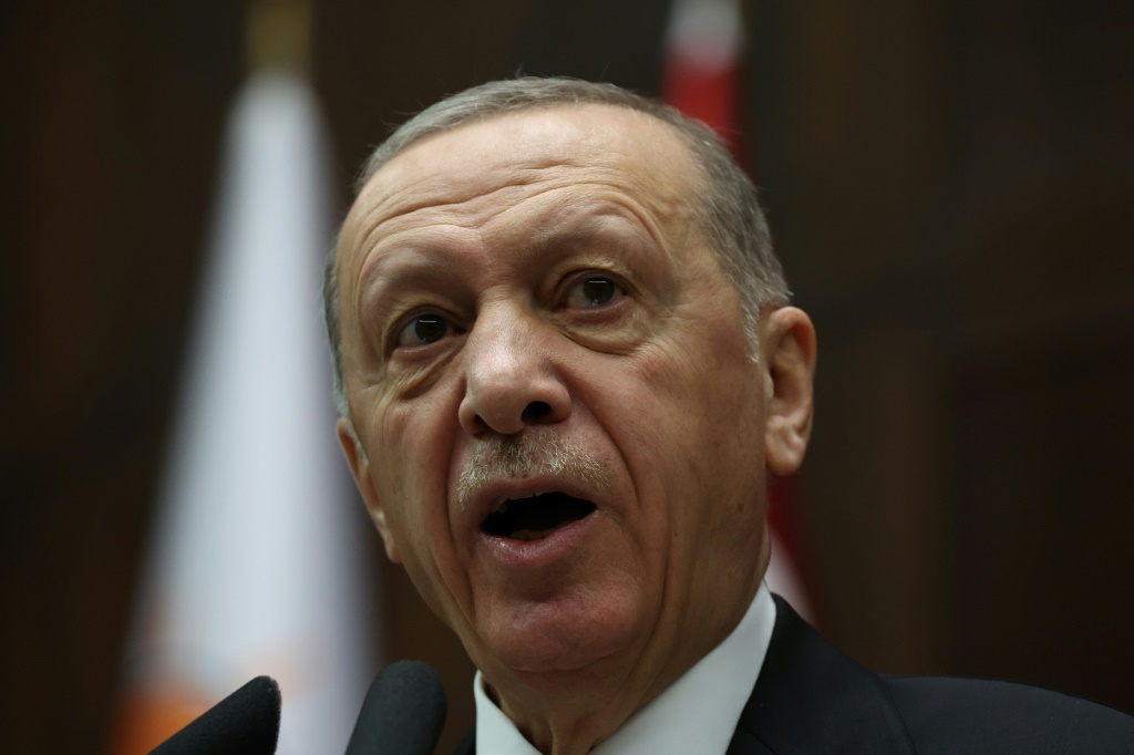 الرئيس التركي رجب طيب إردوغان خلال اجتماع لحزب العدالة والتنمية الذي يرأسه في الجمعية الوطنية الكبرى في أنقرة في 11 تشرين الأول/أكتوبر 2023 (أ ف ب)   