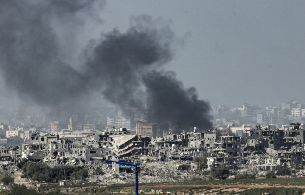 &nbsp;  عائلات فلسطينية تنزح من شمال قطاع غزة إلى جنوبه هربا من المعارك بين الجيش الإسرائيلي وحركة حماس في 9 تشرين الثاني/نوفمبر 2023 (أ ف ب)  &nbsp;