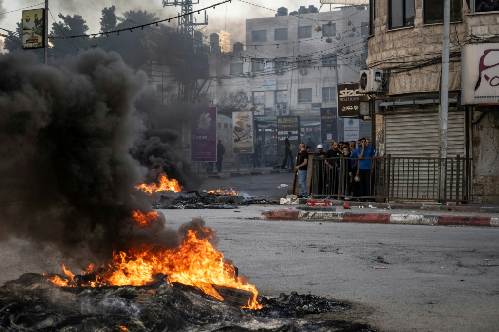 وهزت عشرات الانفجارات مدينة جنين الفلسطينية، وهي معقل للنشطاء وموقع لعمليات مداهمة متكررة للجيش. (أ ف ب)   