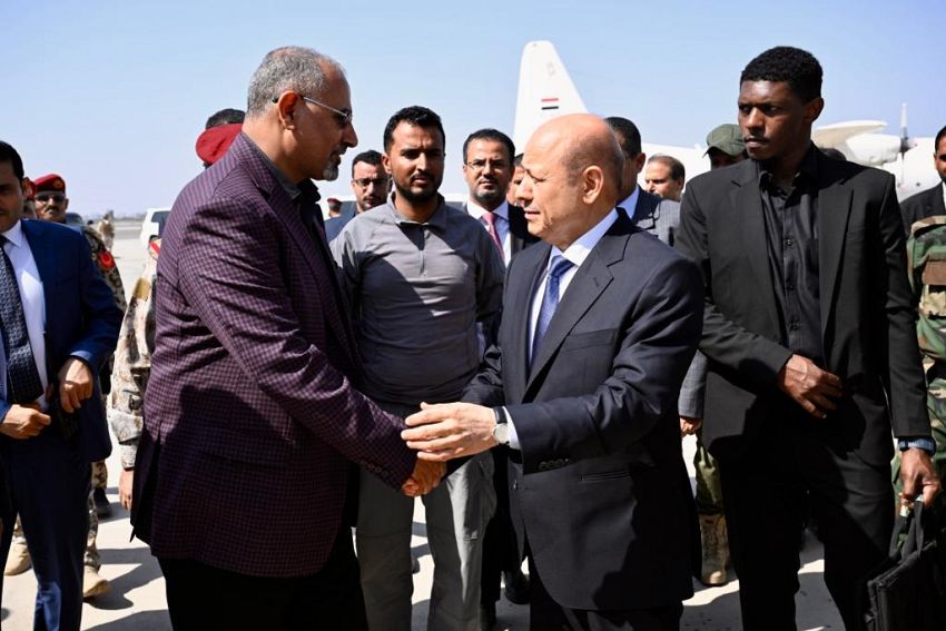 رئيس مجلس القيادة الرئاسي رشاد محمد العليمي مطار عدن (سبأ)