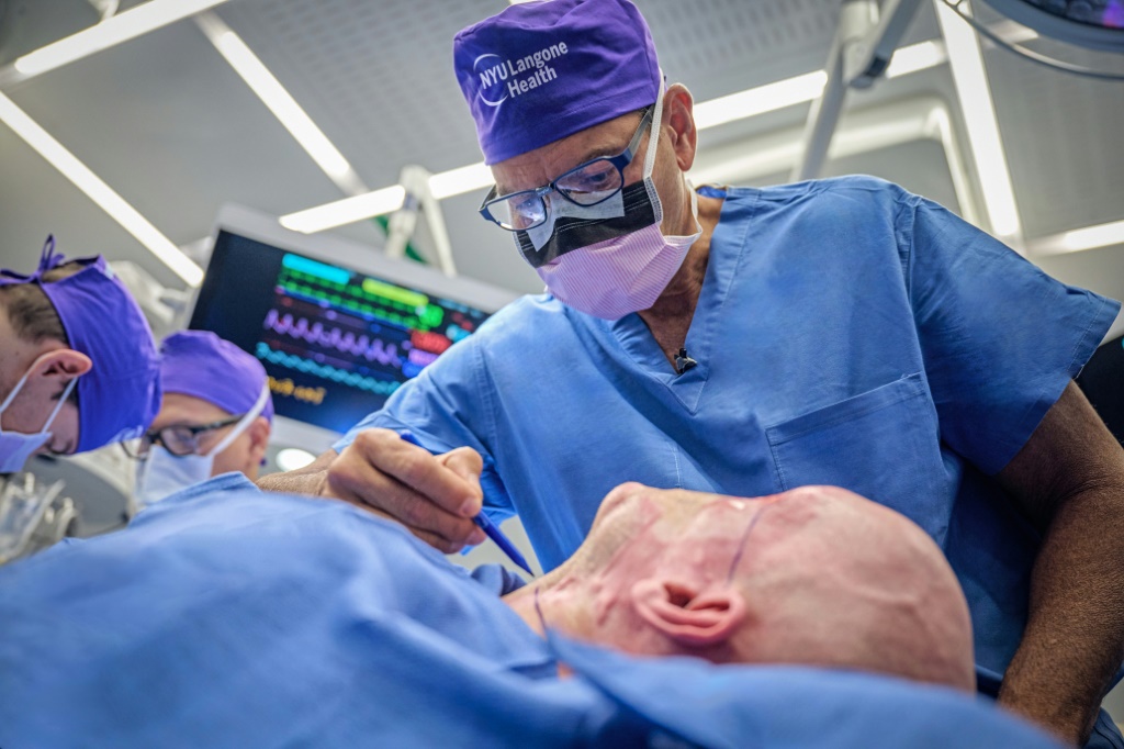 الجراح إدواردو رودريغيز من مستشفى جامعة "لانغون هيلث" في نيويورك يجري عملية زرع عين كاملة للمريض آرون جيمس في أيار/مايو 2023 (ا ف ب)