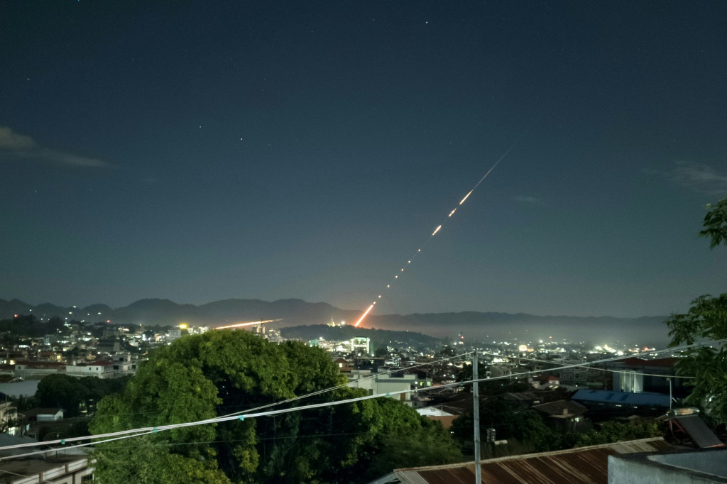 صورة التُقطت في 28 تشرين الأول/أكتوبر 2023 تُظهر صاروخًا أُطلق من قاعدة عسكرية بورمية في بلدة لاشيو في شمال ولاية شان (ا ف ب)   
