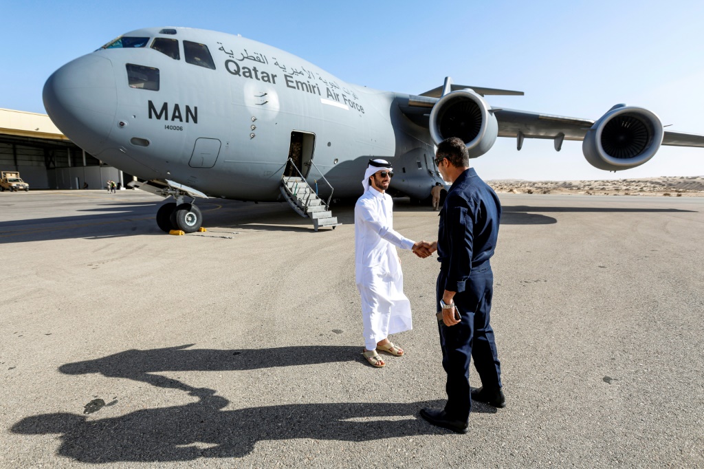 طائرة نقل عسكرية تابعة للقوات الجوية الأميرية القطرية في مطار العريش الدولي في محافظة شمال سيناء شمال شرق مصر في 9 تشرين الثاني/نوفمبر 2023 لتوصيل مساعدات إنسانية متجهة إلى قطاع غزة (أ ف ب)  &nbsp;