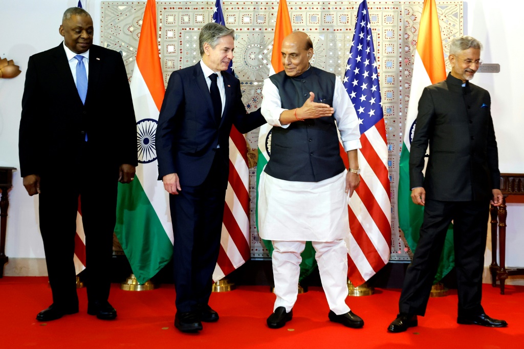 وزير الخارجية الأميركي أنتوني بلينكن ووزير الدفاع لويد أوستن في نيودلهي مع نظيريهما الهنديين سوبرامانيام جايشانكار وراجناث سينغ قبل بدء محادثات "2+2" السنوية في نيودلهي في 10 تشرين الثاني/نوفمبر 2023 (ا ف ب)