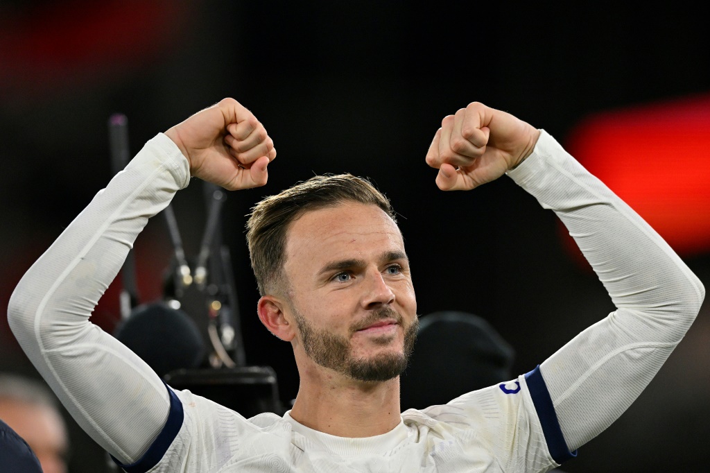 يواجه لاعب وسط توتنهام جيمس ماديسون فترة غياب طويلة بسبب الإصابة (ا ف ب)