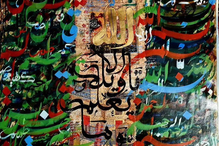 لوحة شارك فيها التشكيلي والخطاط المغربي العربي تراك بالمعرض الفني الافتراضي لنصرة غزة (الجزيرة)