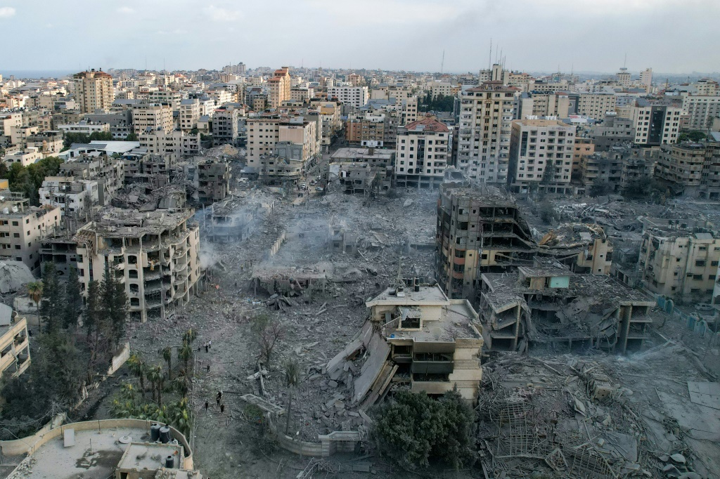 تظهر هذه الصورة الجوية المباني المتضررة بشدة بعد الغارات الجوية الإسرائيلية في مدينة غزة (أ ف ب)   