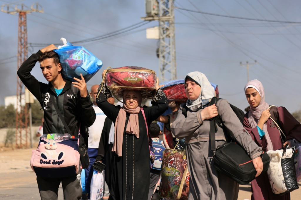 عائلات فلسطينية تفر من مدينة غزة وأجزاء أخرى من شمال غزة إلى المناطق الجنوبية مع اشتداد القتال بين إسرائيل وحركة حماس الفلسطينية، في 10 تشرين الثاني/نوفمبر 2023 (أ ف ب)  &nbsp;