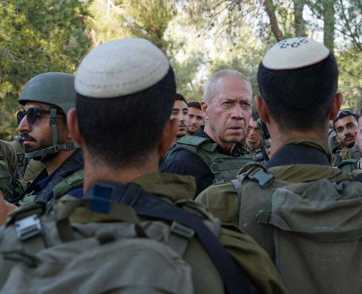 وزير الدفاع الإسرائيلي يوآف غالانت خلال حديثه إلى الجنود الإسرائيليين (مواقع تواصل)