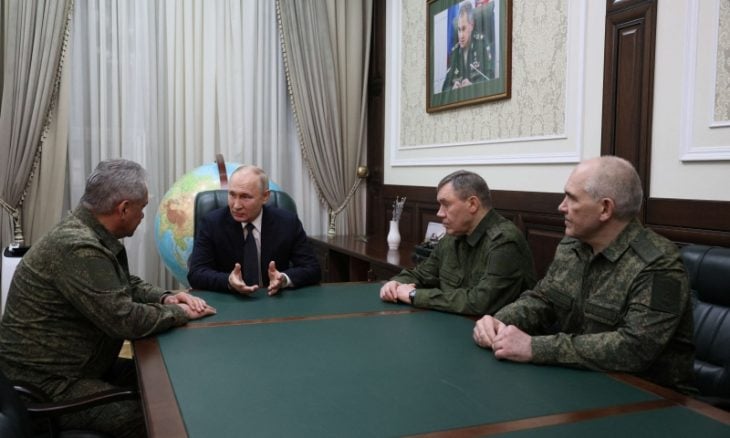 الرئيس الروسي فلاديمير بوتين قام بزيارة مفاجئة ليل الخميس الجمعة إلى المقر العام للجيش الروسي الذي يشرف على العملية في أوكرانيا (نوفوستي)