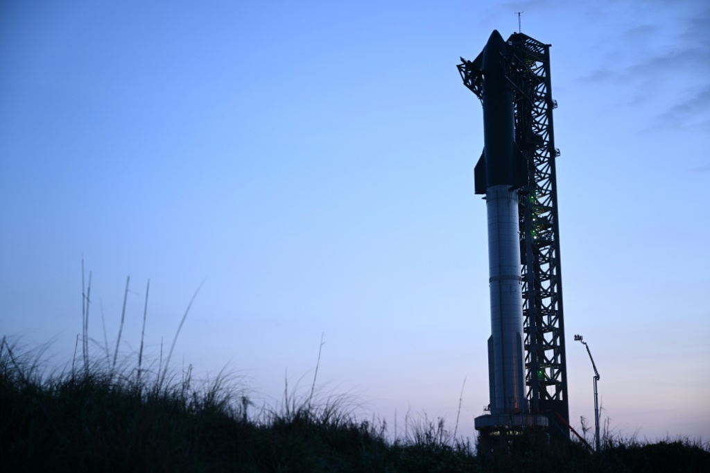 صاروخ "ستارشيب" على منصة إطلاقه في بوكا شيكا في تكساس الأميركية بتاريخ 18 نيسان/ابريل 2023 (ا ف ب)
