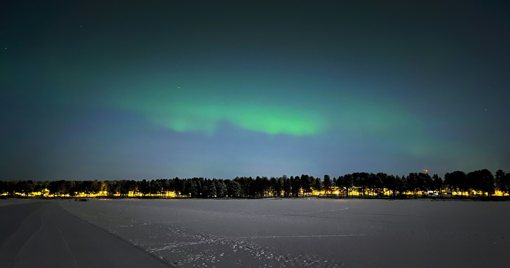 شفق قطبي في سماء مدينة لوليو في شمال السويد في السادس من شباط/فبراير 2023 (ا ف ب)