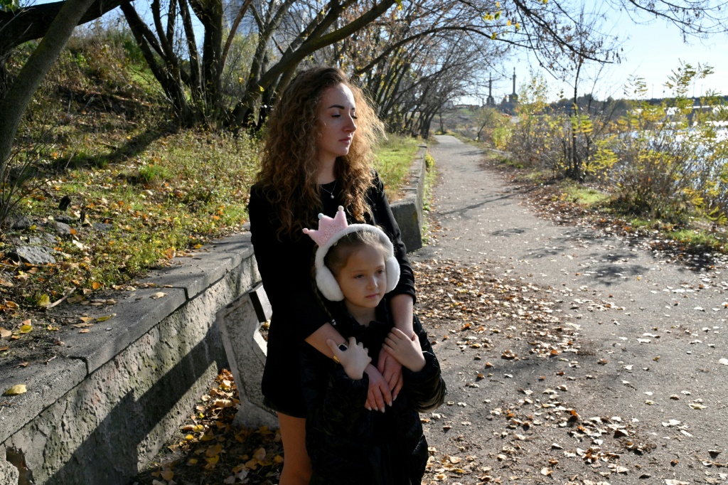 آنا لياشكو مع ابنتها ديانا في كييف بتاريخ 3 تشرين الثاني/نوفمبر 2023 (أ ف ب)   