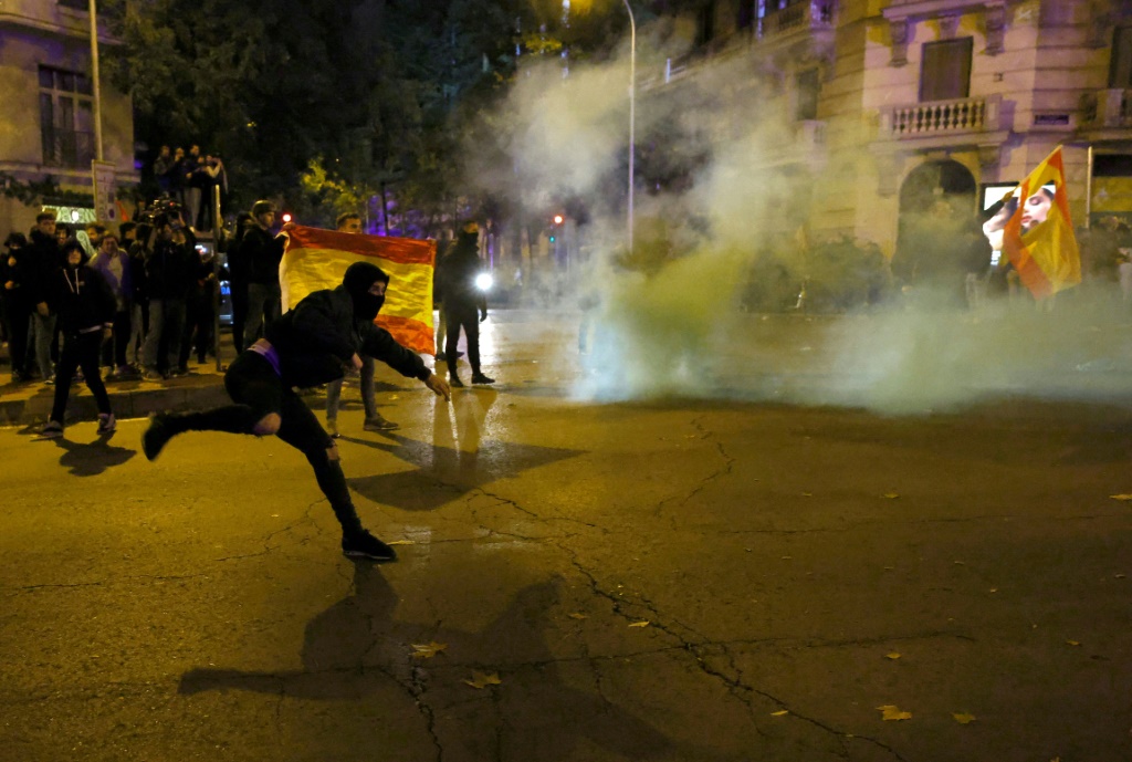 وأثارت مناورة سانشيز بعرض العفو على الانفصاليين لكسب دعمهم غضب اليمين، حيث أدت بعض المسيرات إلى أعمال عنف (أ ف ب)   