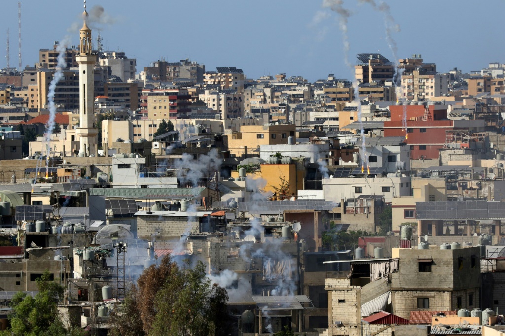 دخان ناتج عن المعارك في مخيم عين الحلوة للاجئين الفلسطينيين في لبنان في 13 أيلول سبتمبر 2023 (ا ف ب)