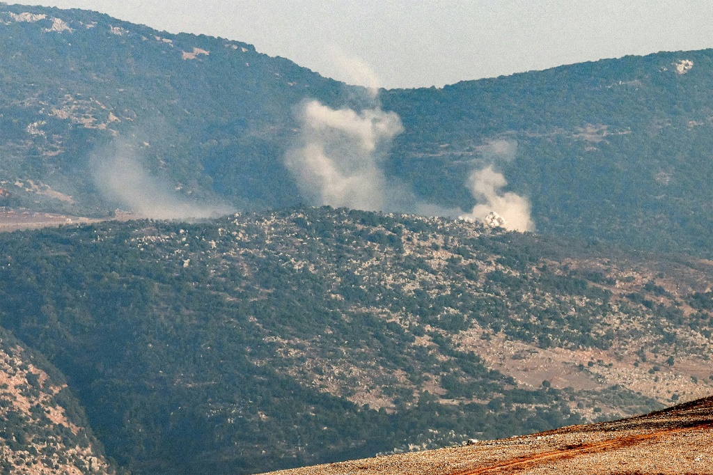 دخان يتصاعد فوق منطقة مزارع شبعا المتنازع عليها على الحدود اللبنانية مع إسرائيل ومرتفعات الجولان التي ضمتها، بينما تتبادل جماعة حزب الله المدعومة من إيران نيران المدفعية مع الجيش الإسرائيلي (ا ف ب)
