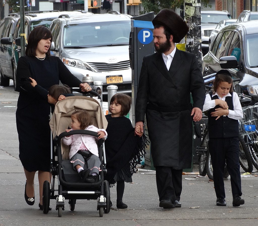 عائلة يهودية من الحريديم، يعدّ الحريديم الجماعة اليهودية الأكثر نمواً، نظراً لندرة الزواج المختلط وارتفاع معدل المواليد (ويكيبيديا)