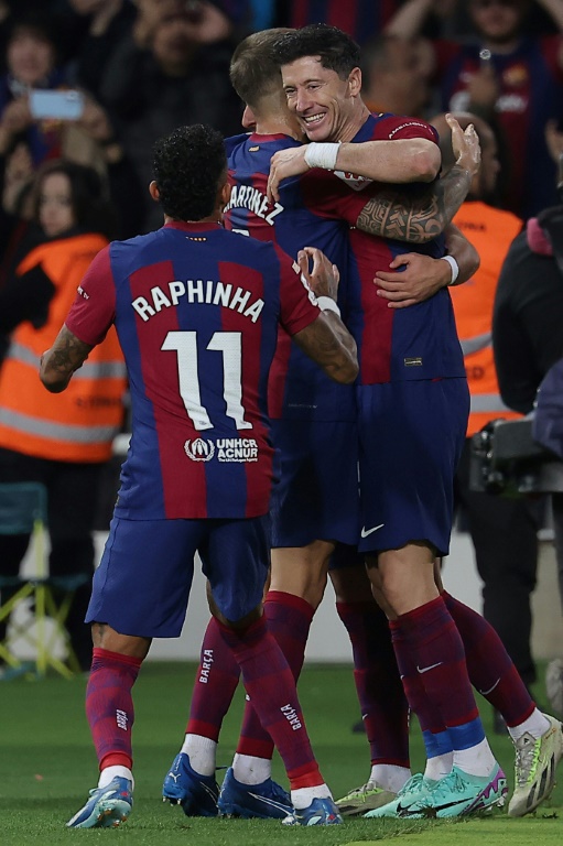 البولندي روبرت ليفاندوفسكي مهاجم برشلونة يحتفل مع زملائه بهدفه الثاني في مرمى ألافيس على ملعب لويس كومبانيس الأولمبي في برشلونة في 12 تشرين الثاني/نوفمبر 2023 (ا ف ب)