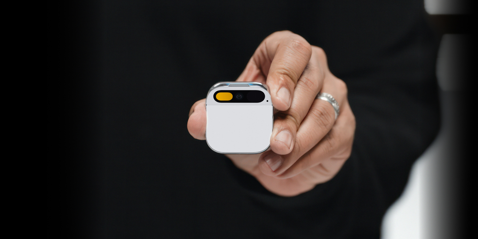 جهاز Humane AI Pin (موقع شركة Humane)