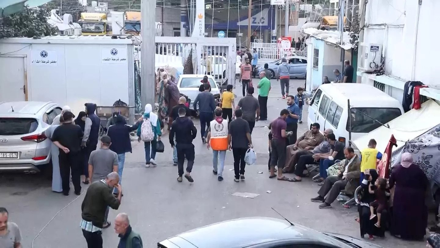 عشرات الاف من النازحين تقطعت بهم السبل يبحثون عن النجاة والامل في مستشفى الشفاء بمدينة غزة (سبوتنيك)