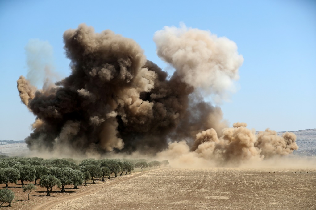سحابة دخان وغبار ناتجة من قصف لقوات موالية للنظام في محافظة ادلب في شمال غرب سوريا في الثامن من ايلول/سبتمبر 2022 (أ ف ب)   