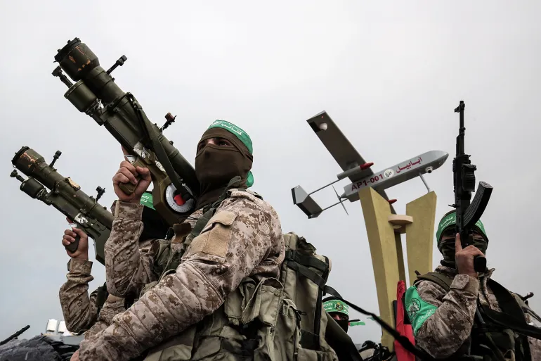 مقاتلو حماس ظلوا في مسرح العمليات بالمستوطنات والمناطق التي أغاروا عليها وقتا طويلا (الفرنسية)
