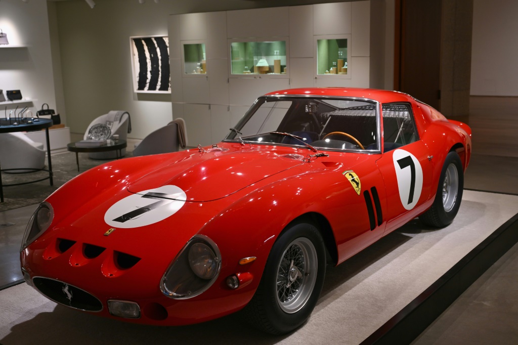 يتم عرض سيارة فيراري 250 جي تي أو 1962 في معاينة في سوثبي في نيويورك في 2 نوفمبر 2023 (ا ف ب)