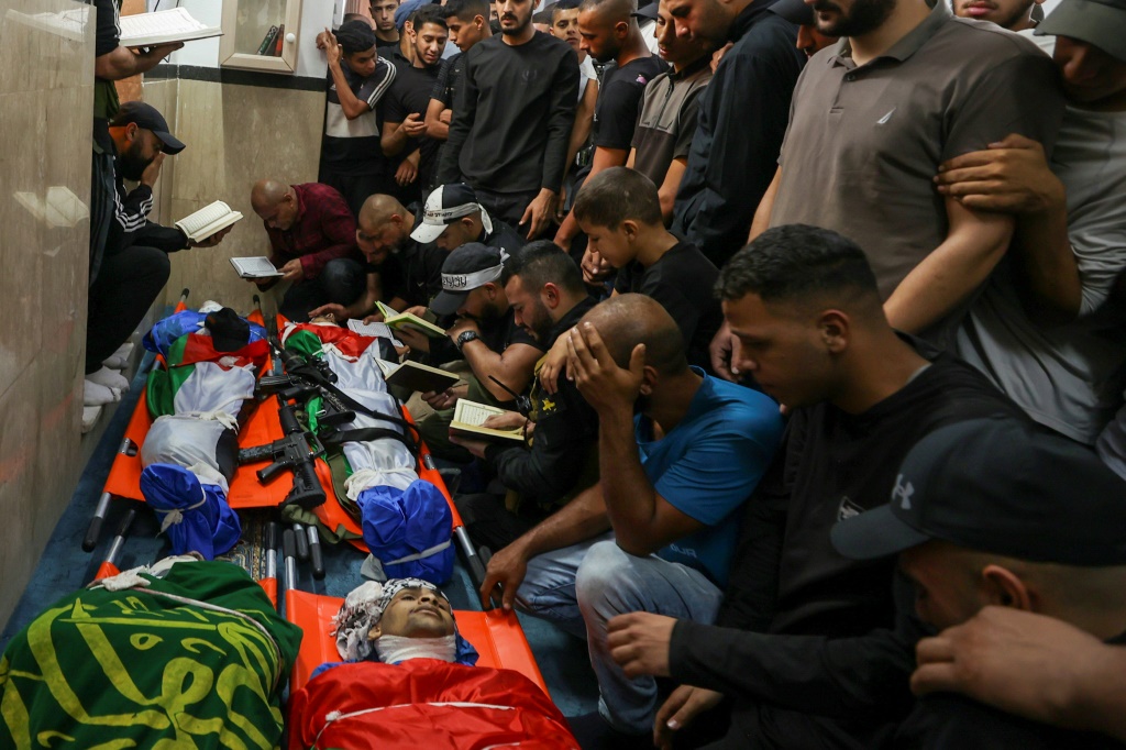 مشيعون يلقون نظرة الوداع على جثامين أربعة فلسطينيين قتلوا برصاص الجيش الإسرائيلي في مخيم طولكرم للاجئين الفلسطينيين في السابع من تشرين الثاني/نوفمبر 2023 (ا ف ب)