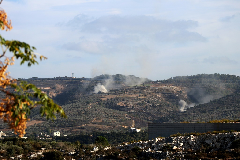 قذائف أطلقت من شمال إسرائيل تسقط بالقرب من قرية يارين بالقرب من الحدود الجنوبية للبنان مع شمال إسرائيل في 10 تشرين الثاني/نوفمبر 2023 (أ ف ب)   
