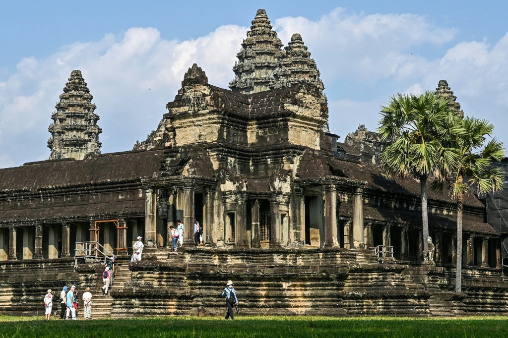 يعد مجمع معابد أنغكور وات الذي يعود تاريخه إلى القرن التاسع من أهم مناطق الجذب السياحي في كمبوديا، وكان يجذب قبل الوباء أكثر من مليوني أجنبي كل عام (أ ف ب)   