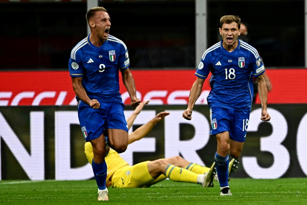 لاعب خط الوسط دافيدي فراتيزي (إلى اليسار) يحتفل بتسجيله الهدف الثاني لإيطاليا في مرمى أوكرانيا خلال تصفيات كأس أوروبا لكرة القدم 2024 على ملعب سان سيرو في ميلانو في 12 أيلول/سبتمبر 2023 (ا ف ب)