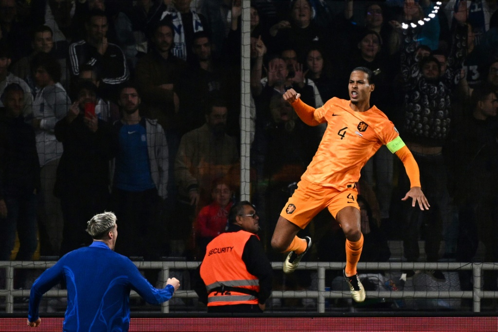  فيرجيل فان دايك يحتفل بالتسجيل لهولندا في مرمى اليونان في تصفيات كأس أوروبا 2024. أثينا في 16 تشرين الاول/اكتوبر 2024 (ا ف ب)