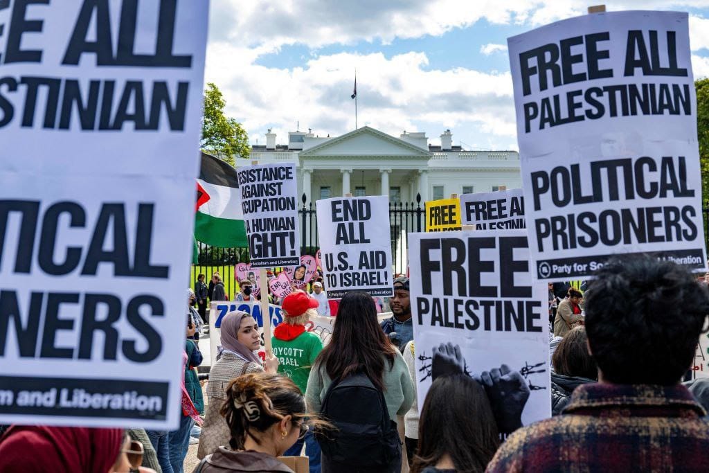 آلاف الطلاب يضربون عن الدراسة في أمريكا دعماً لفلسطين.. طالبوا بوقف الهجوم الوحشي على غزة (X)