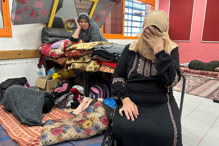 أم ابراهيم عليان الحامل في شهرها الثامن في مدرسة تابعة للأمم المتحدة في رفح في جنوب قطاع غزة في 10 تشرين الثاني/نوفمبر 2023(أ ف ب)