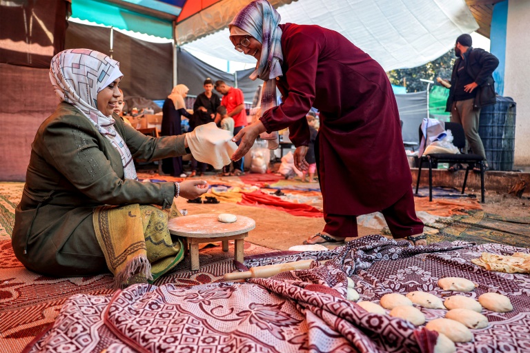 امرأة تصنع خبزاً في مدرسة تابعة للأمم المتحدة في رفح في جنوب قطاع غزة في 14 تشرين الثاني/نوفمبر 2023 (أ ف ب)