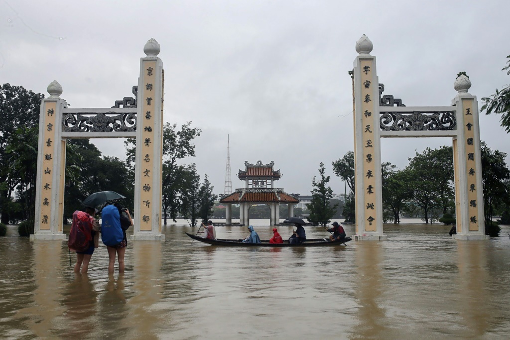 وقال أحد السكان لوكالة فرانس برس إن مدينة هيو القديمة في فيتنام "غمرتها المياه في كل مكان" (ا ف ب)