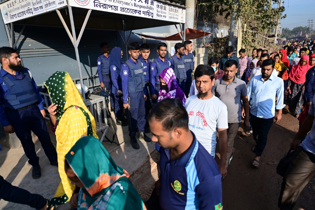    أعيد فتح مصانع الملابس في بنغلادش، الأربعاء، مع عودة مئات الآلاف من العمال إلى مراكز التصنيع الرئيسية بعد أيام من الاحتجاجات العنيفة (أ ف ب)   