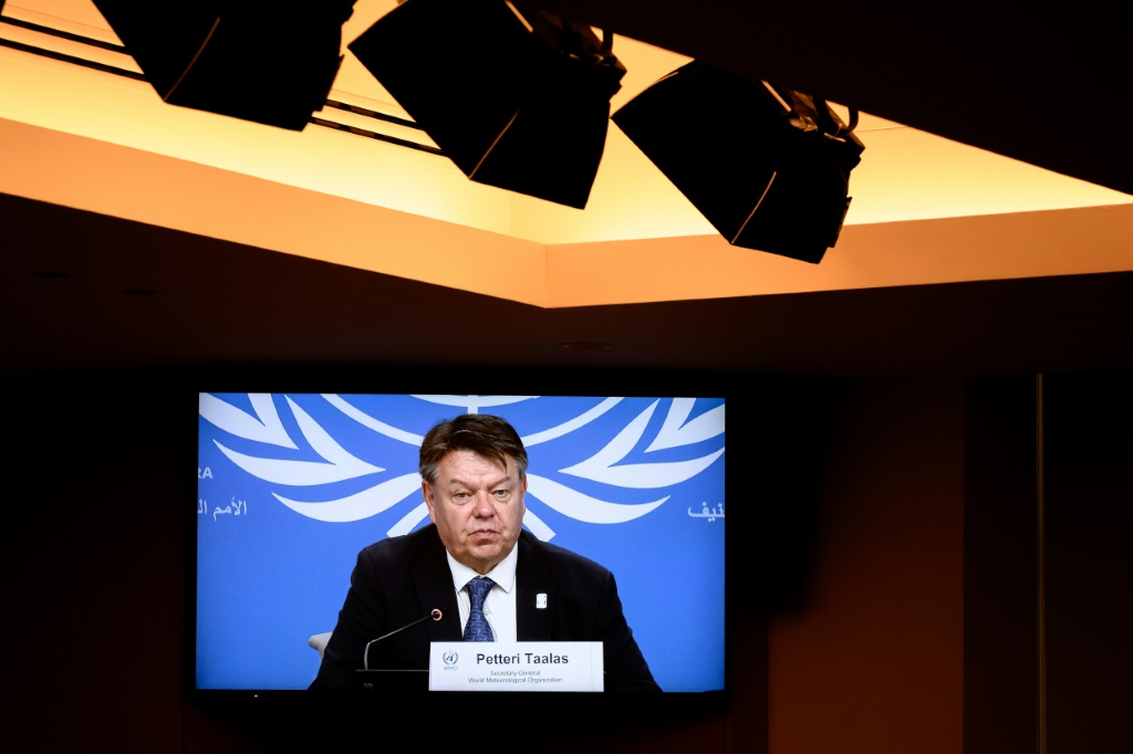 الأمين العام للمنظمة العالمية للأرصاد الجوية (WMO)، بيتيري تالاس خلال مؤتمر صحافي في مقر الأمم المتحدة في جنيف، في 12 تشرين الأول/أكتوبر 2023. (ا ف ب)   