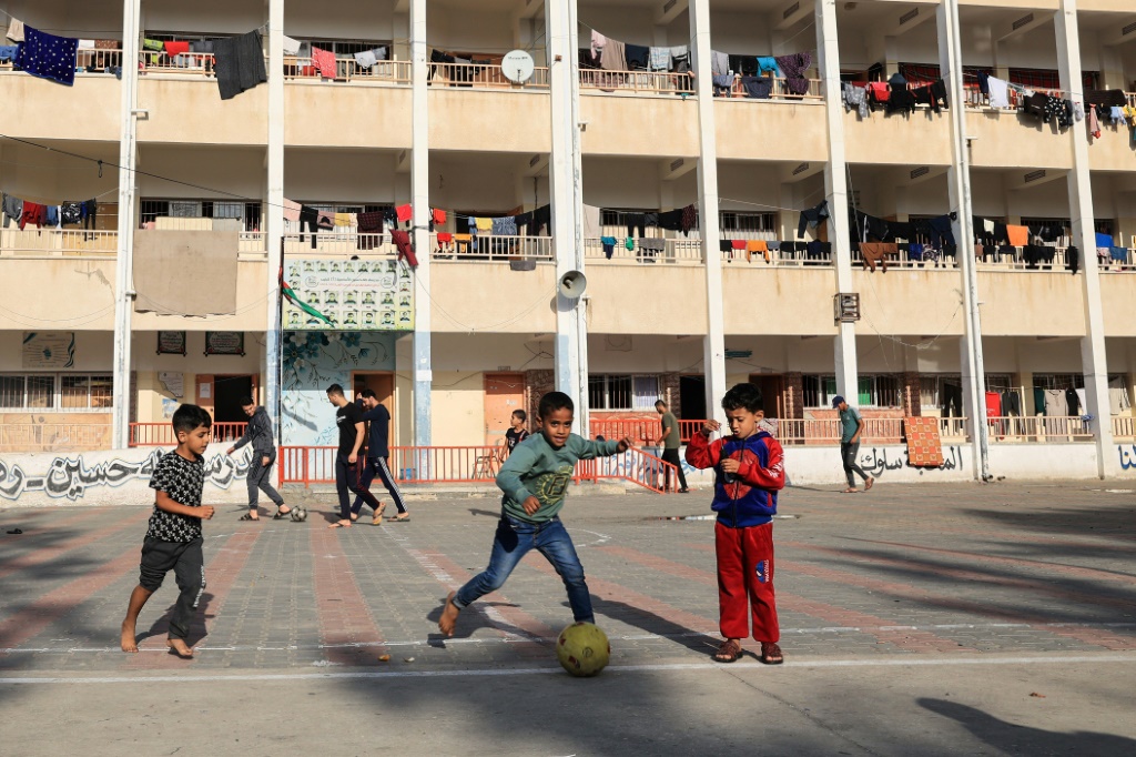أولاد في باحة مدرسة تستضيف نازحين في مدينة رفح بقطاع غزة في 14 تشرين الثاني/نوفمبر 2023 (ا ف ب)