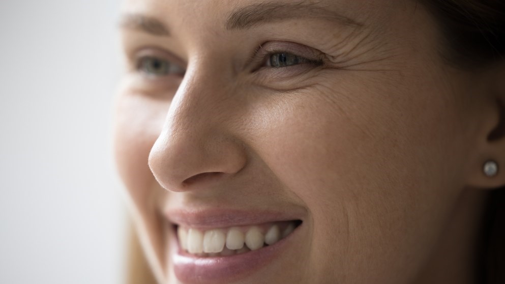 خطوات تساعدكِ على تجنب تجاعيد خطوط الابتسامة (زهرة الخليج)