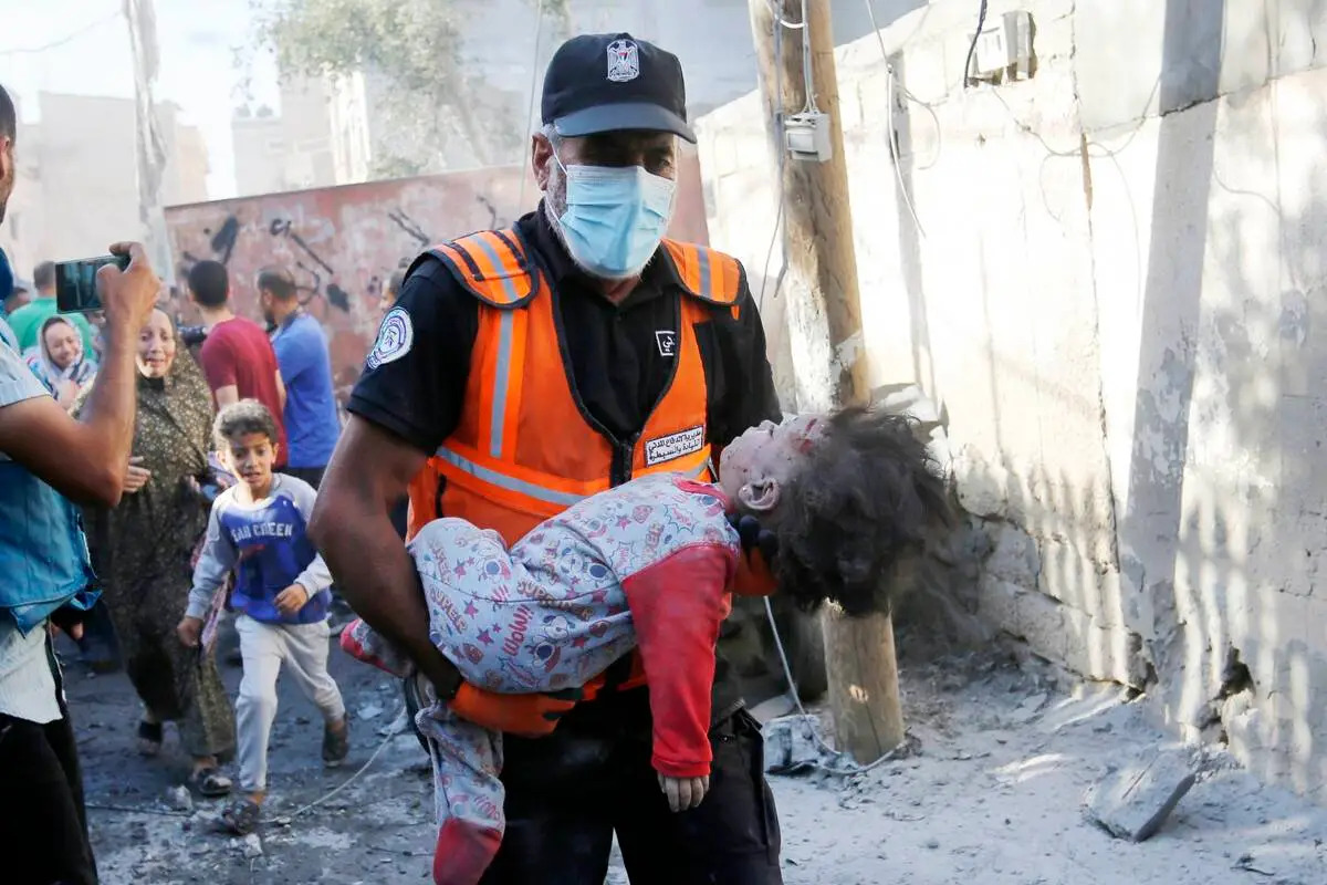 اطفال غزة تحت القصف (الأناضول)