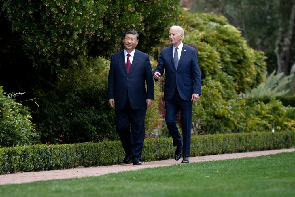 الرئيس الأميركي جو بايدن وعن يمينه نظيره الصيني شي جينبينغ يتنزهان في وودسايد بكاليفورنيا إثر قمتهما في 15 ت2/تشرين الثاني/نوفمبر 2023 (ا ف ب)