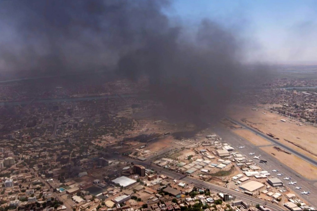 صورة من تسجيل فيديو للقطة من الجو لمطار العاصمة السودانية الخرطوم خلال معارك في 20 نيسان ابريل 2023 (ا ف ب)