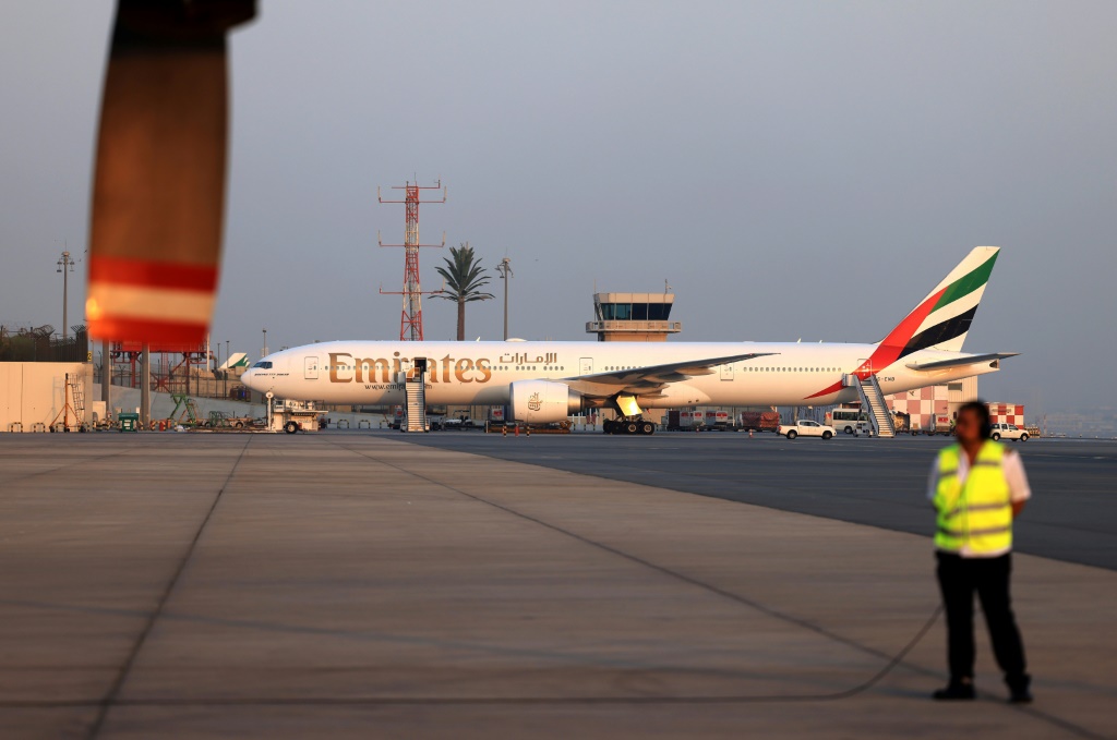 طائرة تابعة لشركة طيران الإمارات متوقفة على مدرج مطار دبي الدولي في 17 تشرين الأول/أكتوبر 2023 (أ ف ب)   