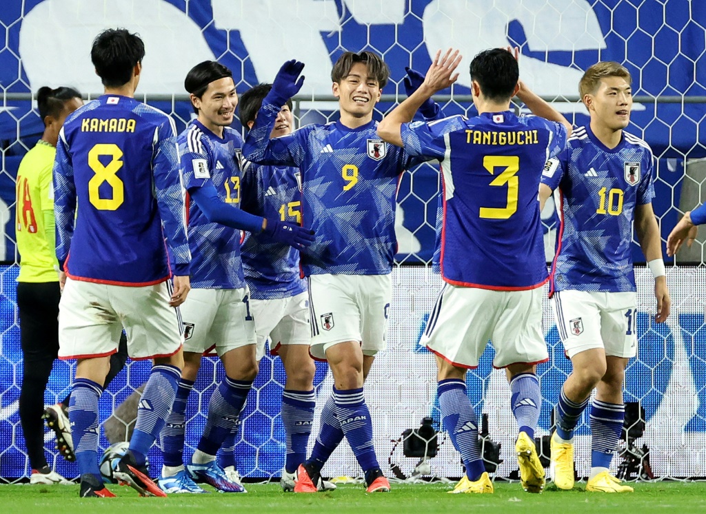 لاعبو المنتخب الياباني يحتفلون بهز شباك ميانمار (5-0) في الدور الثاني من التصفيات المشتركة لمونديال 2026 وكأس اسيا 2027 في سويتا في 16 تشرين الثاني/نوفمبر 2023 (ا ف ب)