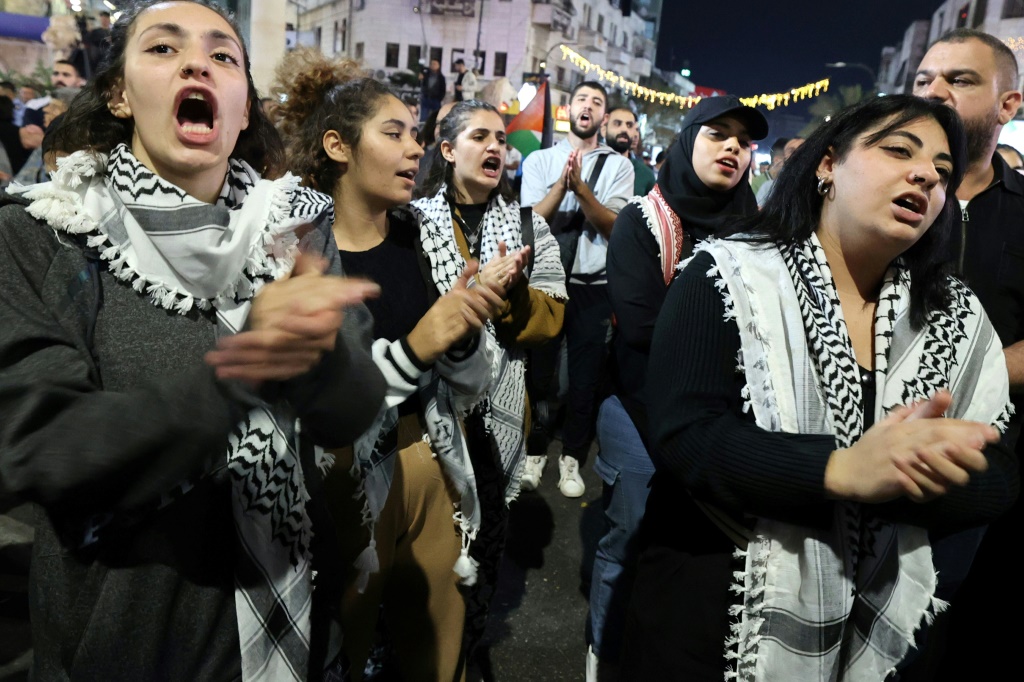 رك حوالي 50 عضوا في المجالس بالمحلية ببريطانيا الحزب احتجاجا على موقف ستارمر، واستقال عدد من وزرائه في المقاعد الأمامية (أ ف ب)
