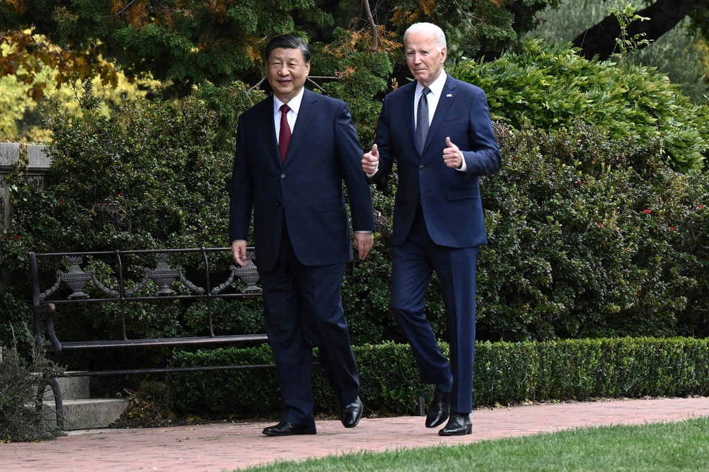 الرئيس الأمريكي جو بايدن والرئيس الصيني شي جين بينغ يسيران معًا بعد اجتماع في وودسايد بولاية كاليفورنيا في 15 نوفمبر 2023 (أ ف ب)